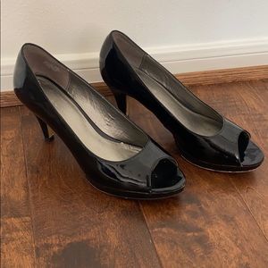 Black platform peep toe pumps